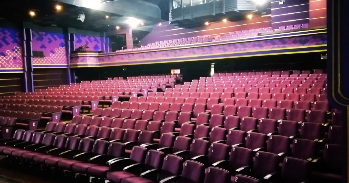 ที่นั่งในโรงละครของ simon cabaret phuket